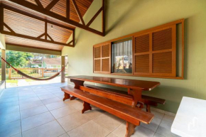Casa com 04 quartos e área de churrasqueira